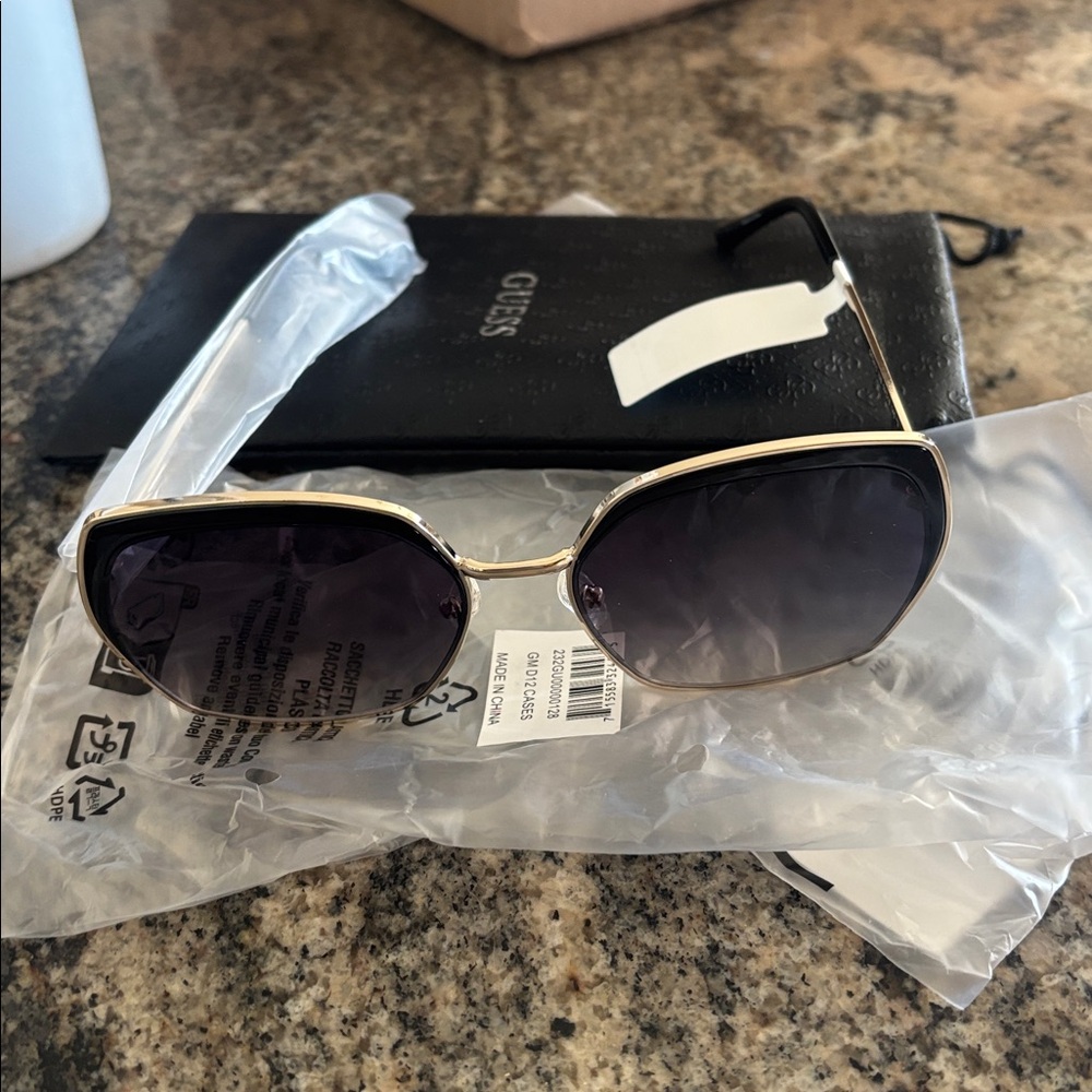 NWT Guess Sunglasses.  Very cool. Geometric design. - Picture 2 of 5